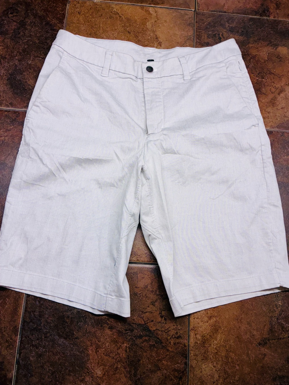 lululemon athletica 33 Men's White Flat Front Shorts